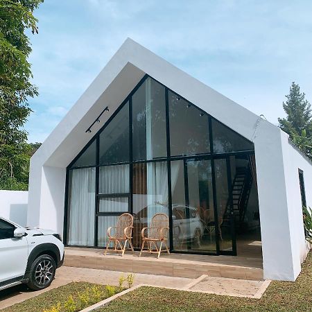 Casa De Gaudi Lembang Villa Exterior foto
