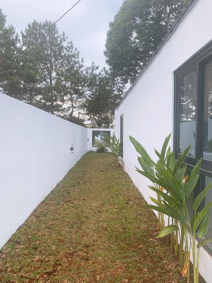 Casa De Gaudi Lembang Villa Exterior foto